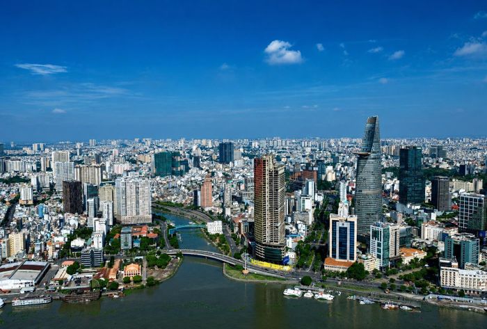 Hành trình "chuyển mình" trong 50 năm qua, không thể không nhắc đến những tòa nhà biểu tượng, phản ánh khát vọng vươn lên của thành phố trong thời kỳ hội nhập. Trong đó, Bitexco Financial Tower là một ví dụ. Hoàn thành năm 2010, công trình cao 262m với thiết kế lấy cảm hứng từ búp sen đã nhanh chóng trở thành biểu tượng mới của TP.HCM. Trong nhiều năm, hình ảnh tòa tháp xuất hiện trên các ấn phẩm quảng bá du lịch, phản ánh sức sống và tốc độ phát triển của đô thị lớn nhất cả nước.