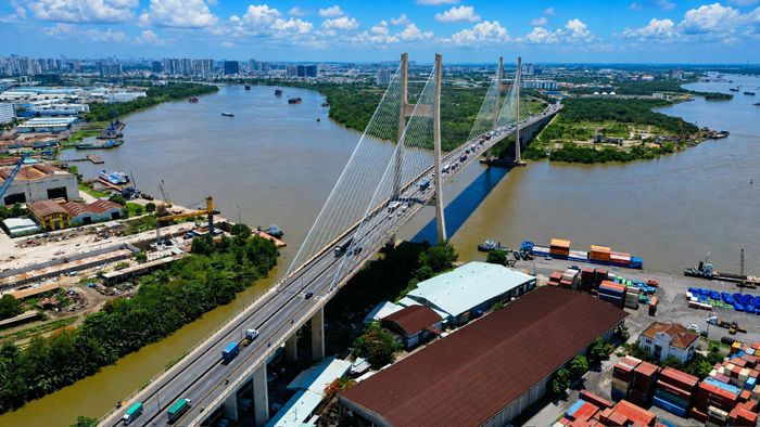 Đứng bên cầu Phú Mỹ, ông Nguyễn Văn Thành (65 tuổi, ngụ phường Tân Thuận) nhớ lại thời điểm việc đi lại giữa khu Nam và khu Đông còn phải vòng qua trung tâm thành phố. Ngày đó, để đi từ quận 7 cũ sang quận 2 cũ mất rất nhiều thời gian, thế mà giờ chỉ cần vài phút có thể kết nối.Đưa vào khai thác năm 2009, cầu Phú Mỹ khi đó là cầu dây văng lớn nhất TP.HCM, góp phần giảm áp lực giao thông, đồng thời kết nối trực tiếp khu Nam với cảng Cát Lái, khu Đông và các tuyến giao thông đối ngoại.