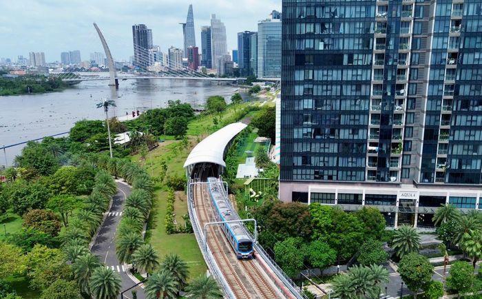 Một dấu mốc quan trọng khác là tuyến metro số 1 Bến Thành - Suối Tiên. Sau nhiều năm xây dựng, tuyến metro được đưa vào khai thác, mở ra chương mới cho giao thông công cộng đô thị. Tuyến dài gần 20km, kết nối trung tâm với TP Thủ Đức cũ, đi qua Khu Công nghệ cao, ĐHQG TP.HCM và các khu đô thị mới phía Đông. Không chỉ rút ngắn thời gian di chuyển, metro số 1 còn đặt nền móng cho mô hình phát triển đô thị gắn với giao thông công cộng (TOD) mà thành phố đang hướng tới.