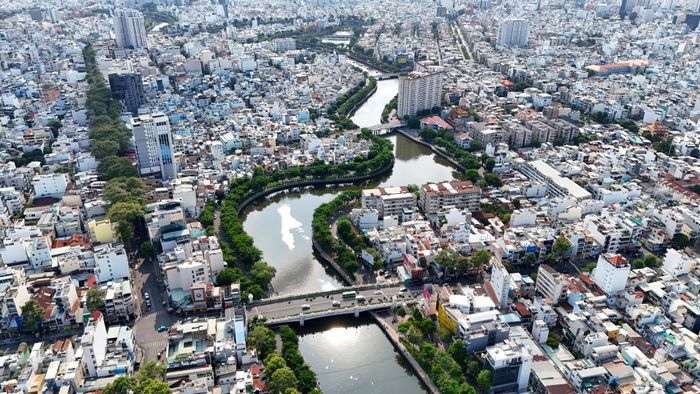 Trong khi các cây cầu, metro và tuyến đường mở rộng không gian phát triển, những dự án chỉnh trang kênh rạch lại trực tiếp làm thay đổi chất lượng sống của người dân. Ít nơi nào phản ánh rõ sự chuyển mình của TP.HCM như các dòng kênh giữa lòng đô thị. Nhiều người dân vẫn còn nhớ hình ảnh kênh Nhiêu Lộc - Thị Nghè, Tàu Hũ - Bến Nghé hay Tân Hóa - Lò Gốm những năm cuối thế kỷ trước với dòng nước đen đặc, rác thải ngập ngụa và hàng nghìn căn nhà tạm bợ ven bờ.