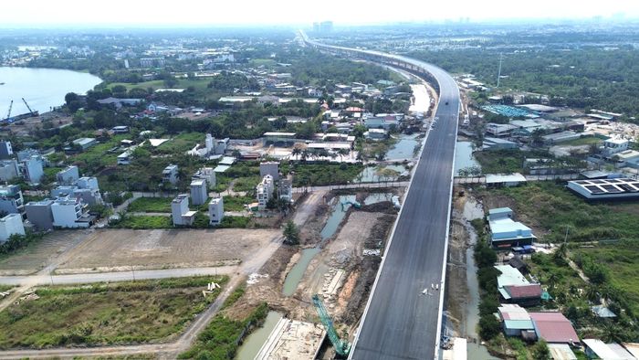 Hiện nay, hệ thống vành đai, các tuyến metro tiếp theo, đường sắt kết nối sân bay Long Thành, các dự án chống ngập, chỉnh trang đô thị và phát triển không gian công cộng đang tiếp tục được TP.HCM triển khai, mở ra một giai đoạn phát triển mới với tầm nhìn dài hạn hơn. Nhìn lại 50 năm mang tên Bác, mỗi cây cầu, mỗi tuyến đường, mỗi công viên hay tòa nhà biểu tượng đều ghi dấu một chặng đường phát triển của TP.HCM.