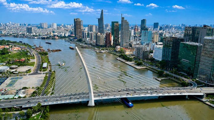 Nếu hầm Thủ Thiêm được xem là "cánh cửa" mở sang bờ Đông thì hệ thống các cây cầu Thủ Thiêm chính là những nhịp nối đưa dòng chảy phát triển lan tỏa mạnh mẽ từ trung tâm sang khu đô thị mới. Cầu Thủ Thiêm, cầu Ba Son cùng các tuyến đường ven sông đã rút ngắn khoảng cách giữa hai bờ sông Sài Gòn, đồng thời tạo nên diện mạo hiện đại cho khu vực trung tâm thành phố.