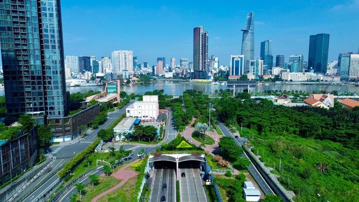 Đi cùng đại lộ Võ Văn Kiệt - Mai Chí Thọ là hầm vượt sông Sài Gòn (hầm Thủ Thiêm) - công trình hầm vượt sông đầu tiên của Việt Nam, chính thức đưa vào khai thác năm 2011. Công trình dài gần 1,5km, rộng hơn 33m với 6 làn xe lưu thông, được xây dựng bằng công nghệ hầm dìm hiện đại của Nhật Bản và từng được xem là hầm vượt sông có quy mô lớn nhất Đông Nam Á tại thời điểm hoàn thành.