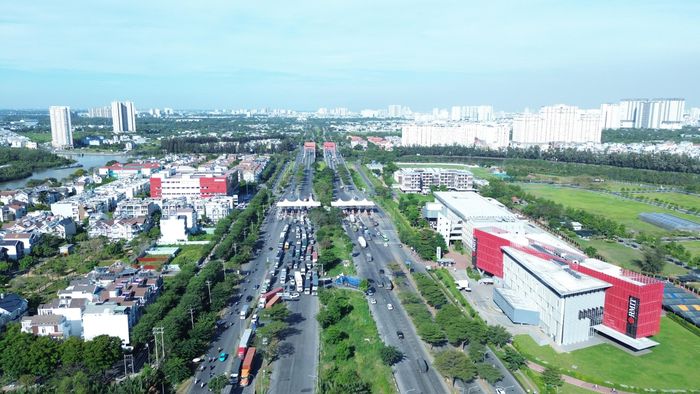 Sự chuyển mình của khu Nam không bắt đầu từ một cây cầu mà là kết quả của cả một chuỗi dự án chiến lược được triển khai trong nhiều thập niên. Đầu tiên là Khu chế xuất Tân Thuận - khu chế xuất đầu tiên của cả nước, mở đường cho làn sóng đầu tư nước ngoài vào TP.HCM. Tiếp đó là đại lộ Nguyễn Văn Linh dài gần 18km, được ví như "xương sống" của toàn bộ khu Nam.