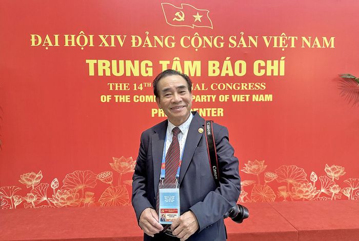 Nhà báo Nguyễn Huy Thắng tại Trung tâm báo chí Đại hội XIVcủa Đảng Cộng sản Việt Nam.
