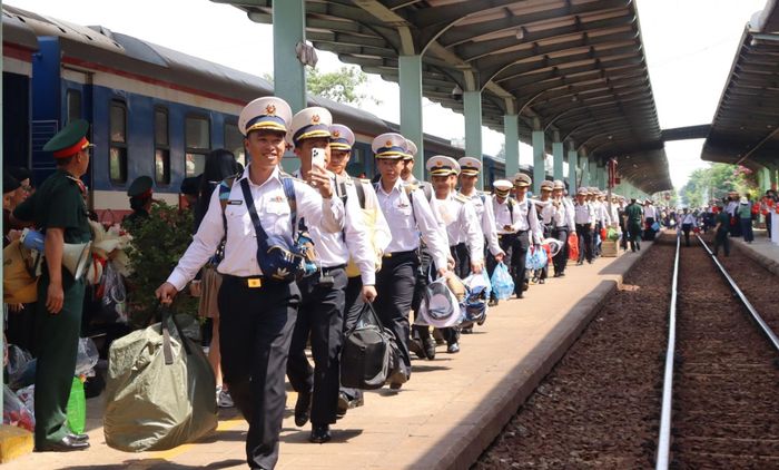 Đường sắt giảm sâu giá vé đối với hành khách là chiến sĩ Trường Sa khi đi tàu trên các tuyến (Ảnh minh họa: nguồn Baohaiquanvietnam.vn)