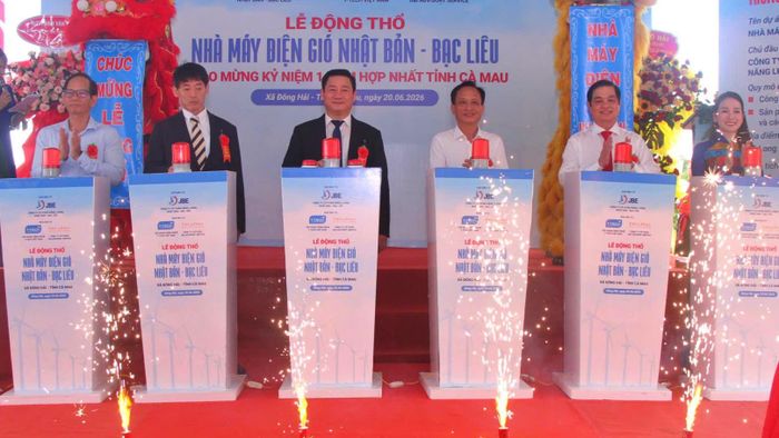 Các đại biểu thực hiện nghi thức động thổ dự án Nhà máy điện gió Nhật Bản - Bạc Liêu.