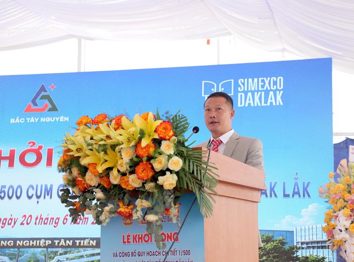 Ông Vũ Văn Luyến, Giám đốc Công ty Cổ phần Đầu tư Khoáng sản Bắc Tây Nguyên phát biểu và cam kết sẽ thực hiện dự án đúng tiến độ, góp phần tạo động lực thu hút đầu tư, phát triển công nghiệp và giải quyết việc làm tại địa phương. Ảnh: Ngọc Hùng