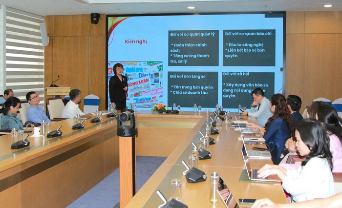 Phó cục trưởng Cục Báo chí Đặng Thị Phương Thảo trình bày tham luận.