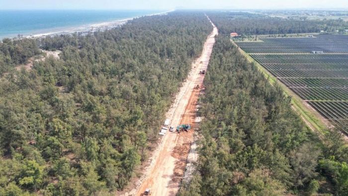 Dự án đường ven biển Dung Quất - Sa Huỳnh đang được đẩy nhanh tiến độ sau khi có mặt bằng sạch. Ảnh bài: Thanh Chung