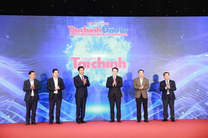 Thứ trưởng Bộ Tài chính Trần Quốc Phương (thứ 3 từ phải sang), Tổng Biên tập Báo Tài chính - Đầu tư Phạm Văn Hoành (thứ 3 từ trái sang) cùng các đại biểu thực hiện nghi thức ra mắt giao diện mới của báo điện tử Báo Tài chính - Đầu tư (thoibaotaichinhvietnam.vn), ngày 25/3/2026. Ảnh: Đức Thanh
