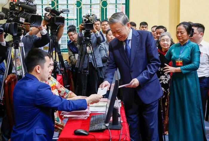 Tổng Bí thư Tô Lâm nhận phiếu bầu cử tại khu vực bỏ phiếu số 2, phường Ba Đình, TP. Hà Nội, bầu Đại biểu Quốc hội và đại biểu HĐND các cấp nhiệm kỳ 2026 - 2031. Ảnh: Đức Thanh