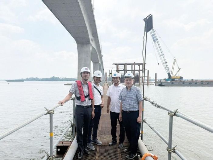 Nhà báo Phạm Anh Minh (thứ nhất từ phải sang) trong chuyến đi thực tế công trường xây dựng cầu Long Thành 2, dự án mở rộng cao tốc TP. Hồ Chí Minh - Long Thành, tháng 4/2026. Ảnh bài: Anh Minh