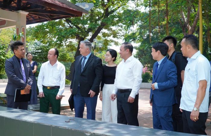 Các đại biểu đi thực địa tại khu vực Công viên Lê Thị Riêng, nơi trước đây từng là Nghĩa địa Chí Hòa - Chợ Quán.