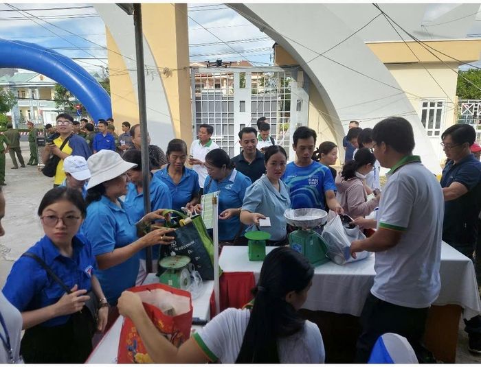 Đông đảo người dân đổi rác lấy quà