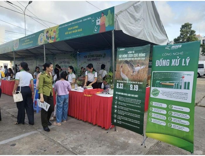 Một gian hàng trưng bày sản phẩm thân thiện với môi trường