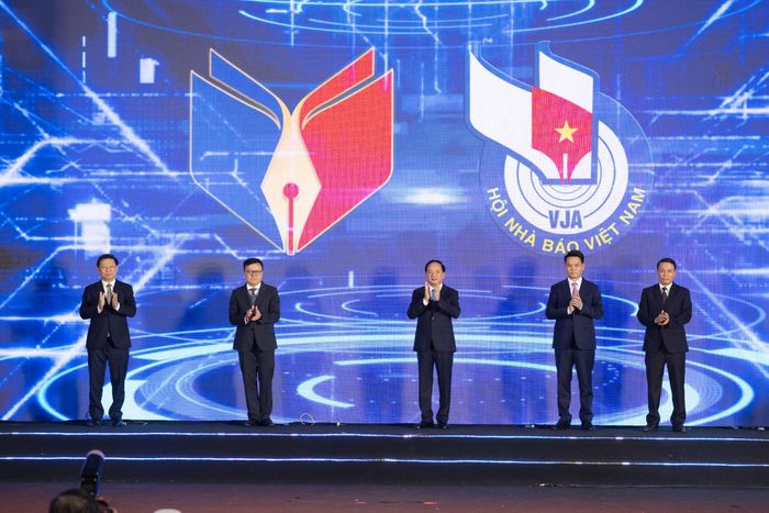 Trưởng Ban Tuyên giáo và Dân vận Trung ương Trịnh Văn Quyết; Bí thư Thành ủy, Trưởng đoàn đại biểu Quốc hội thành phố Hải Phòng Lê Ngọc Châu; Phó Trưởng Ban Tuyên giáo và Dân vận Trung ương, Tổng Biên tập báo Nhân dân, Chủ tịch Hội Nhà báo Việt Nam Lê Quốc Minh; Phó Trưởng Ban Tuyên giáo và Dân vận Trung ương Trần Thanh Lâm; Phó Chủ tịch Thường trực Hội Nhà báo Việt Nam Nguyễn Đức Lợi thực hiện nghi thức khai mạc Hội Báo toàn quốc 2026