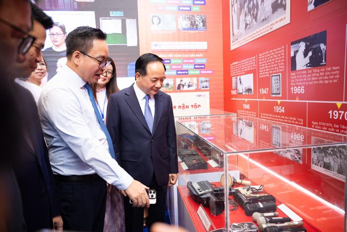 Trưởng Ban Tuyên giáo và Dân vận Trung ương Trịnh Văn Quyết và các đại biểu tham các gian trưng bày tại Hội Báo toàn quốc 2026