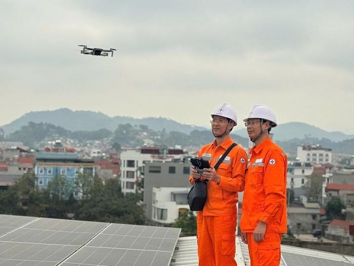 Nhân viên ngành điện lực miền Bắc sử dụng thiết bị bay không người lái để kiểm tra, giám sát hệ thống điện. Ảnh NPC