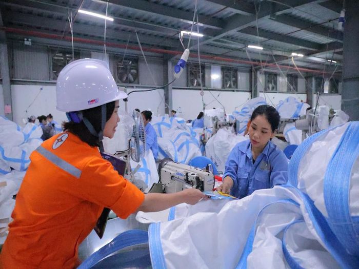 Nhân viên ngành điện lực miền Bắc tuyên truyền sử dụng điện tiết kiệm, an toàn tại các doanh nghiệp, cơ sở sản xuất, kinh doanh. Ảnh NPC