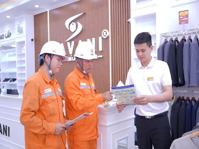Nhân viên ngành điện lực miền Bắc tuyên truyền sử dụng điện tiết kiệm, an toàn tại các doanh nghiệp, cơ sở sản xuất, kinh doanh trên địa bàn Hà Tĩnh. Ảnh NPC