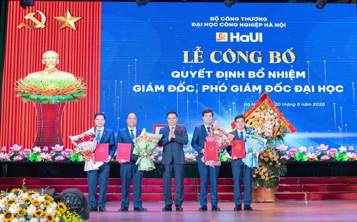 Bộ trưởng Bộ Công thương, ông Lê Mạnh Hùng đã trao các quyết định bổ nhiệm Giám đốc, Phó Giám đốc Đại học. Ảnh: Mạnh Hưng