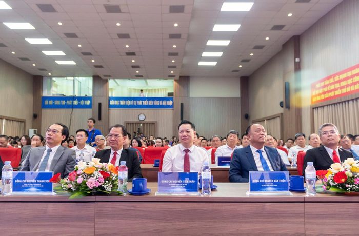 Các đại biểu tham dự chương trình. Ảnh: Mạnh Hưng