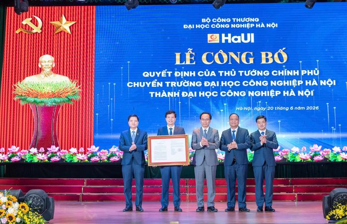 Bộ trưởng Bộ GD-ĐT Hoàng Minh Sơn đã trao Quyết định của Thủ tướng Chính phủ về việc chuyển Trường Đại học Công nghiệp Hà Nội thành Đại học Công nghiệp Hà Nội. Ảnh: Mạnh Hưng