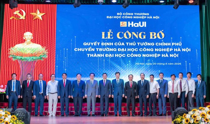 Các đại biểu chụp hình lưu niệm. Ảnh: Mạnh Hưng