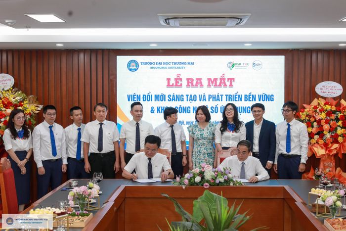 Trường Đại học Thương mại đã thực hiện ký kết Biên bản ghi nhớ hợp tác với 02 đơn vị: Trung tâm Đổi mới sáng tạo Quốc gia và Viện Kinh tế &amp; Dịch vụ Nhân sinh