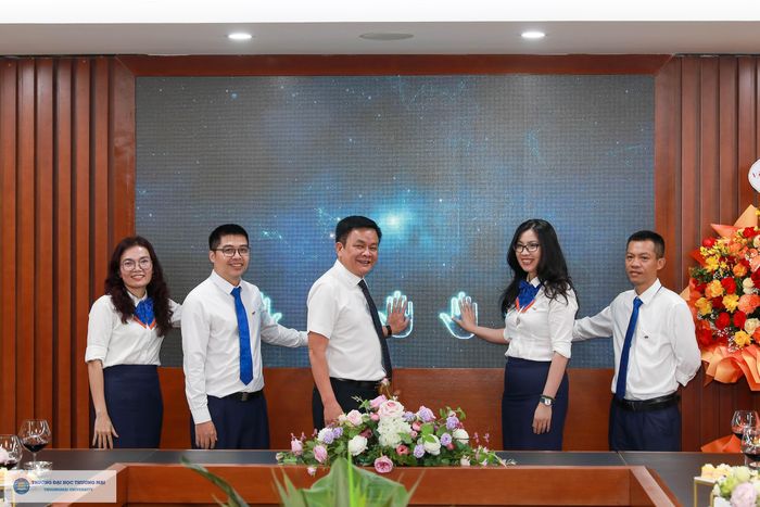 Nghi thức bấm nút ra mắt Viện Đổi mới sáng tạo và Phát triển bền vững, cùng Khoa Công nghệ số ứng dụng