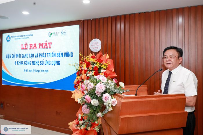 PGS.TS Nguyễn Hoàng, Hiệu trưởng Trường Đại học Thương mại phát biểu tại buổi lễ