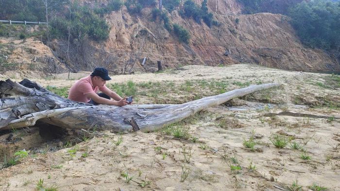 Nhà báo Võ Mạnh Hùng đang tác nghiệp.