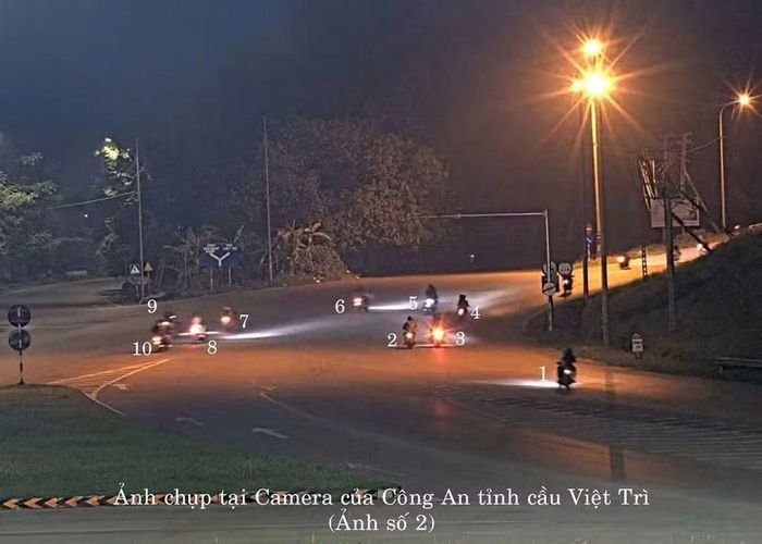 Nhóm đối tượng tụ tập, mang theo hung khí giải quyết mâu thuẫn (Ảnh chụp từ camera của Công an tỉnh Phú Thọ).