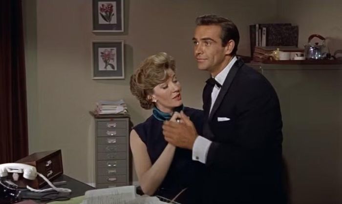 Lekarev từng tiếp cận với nữ phóng viên của MI.5 y chang nữ diễn viên Moneypenny này trong phim James Bond. (Nguồn: United Artists )
