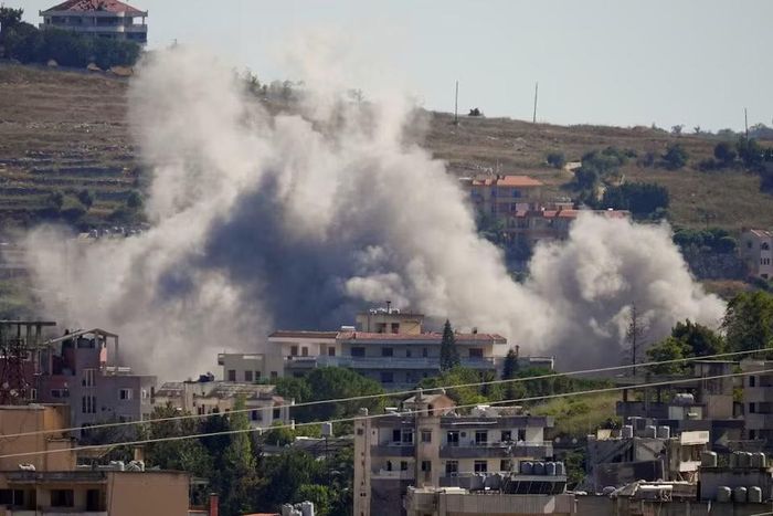 Khói bốc lên nghi ngút sau một cuộc tấn công của Israel tại Nabatieh, miền nam Lebanon, ngày 19/6. Ảnh Reuters.