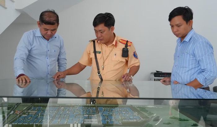 Lực lượng CSGT khảo sát mô hình các tuyến đường nội bộ trong KCN Long Giang.
