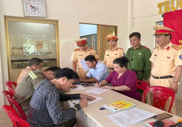 Doanh nghiệp và đội ngũ lái xe ký cam kết chấp hành nghiêm các quy định của pháp luật về trật tự, an toàn giao thông.