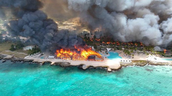 Đám cháy gây ra những cột khói khổng lồ có thể được nhìn thấy từ rất xa. Ảnh Reuters.
