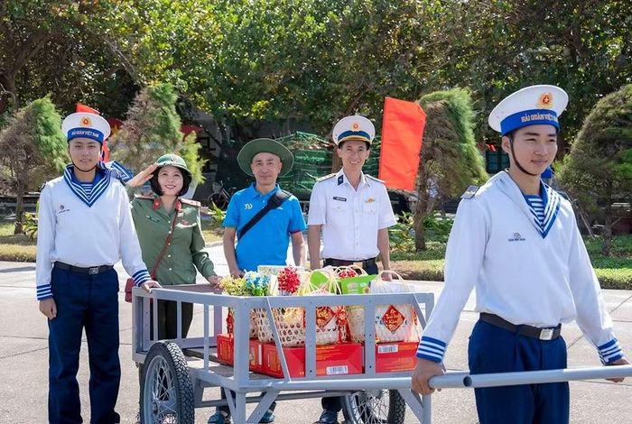 Nhà báo Như Bình - Báo CAND và nhà báo Mai Thanh Hải - Báo Thanh niên cùng các chiến sĩ mang quà Tết tặng các hộ dân trên đảo Trường Sa.