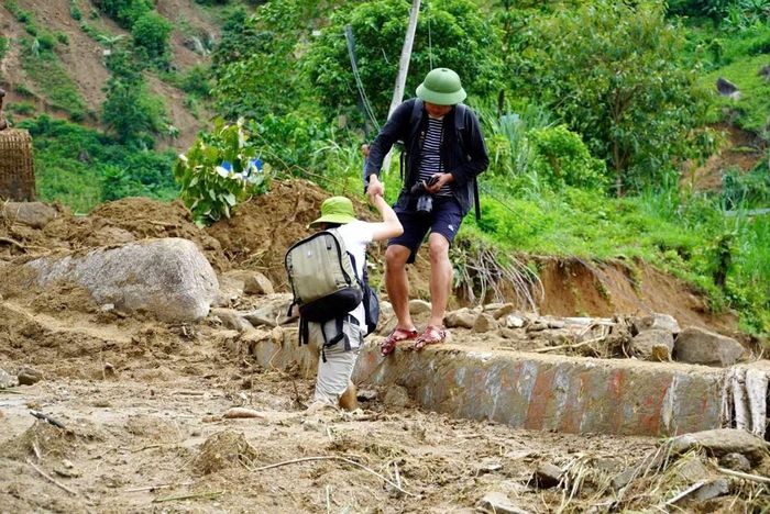 Hình ảnh chân thực của phóng viên tác nghiệp sau cơn bão số 3 tại Nghệ An.