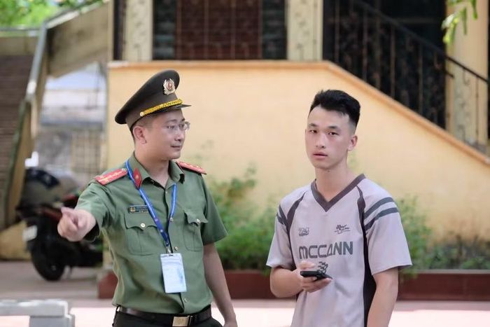 Cán bộ Học viện ANND hướng dẫn thí sinh vào phòng thi trong ngày làm thủ tục dự thi.