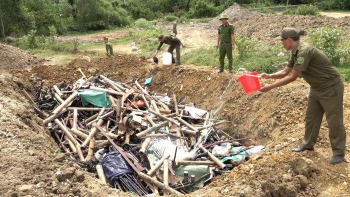 Việc tiêu hủy các loại vũ khí được tổ chức chặt chẽ, đảm bảo quy định của pháp luật.