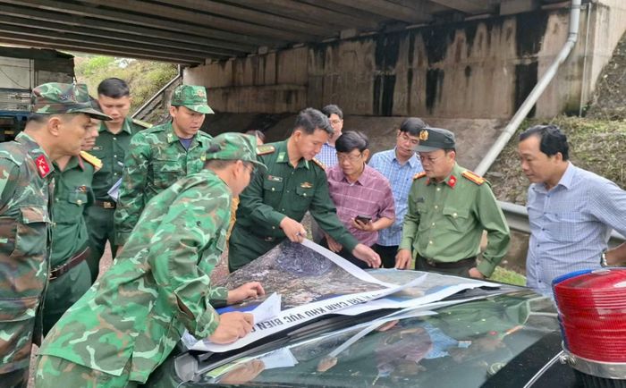 Cán bộ Phòng An ninh đối ngoại Công an tỉnh Quảng Ngãi tham gia khảo sát, đánh giá tình hình ở những khu vực có vị trí chiến lược.