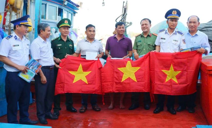 Phòng An ninh đối ngoại Công an tỉnh Quảng Ngãi phối hợp trao tặng cờ Tổ quốc cho ngư dân.