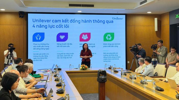 Bà Lê Thị Hồng Nhi, Phó Tổng Giám đốc Truyền thông, Đối ngoại và Phát triển bền vững Unilever Việt Nam phát biểu tại phiên thảo luận.