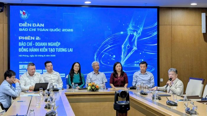 Ông Lê Quốc Vinh, Chủ tịch HĐQT Tập đoàn Truyền thông Lê (ngoài cùng bên phải) phát biểu tại phiên thảo luận.