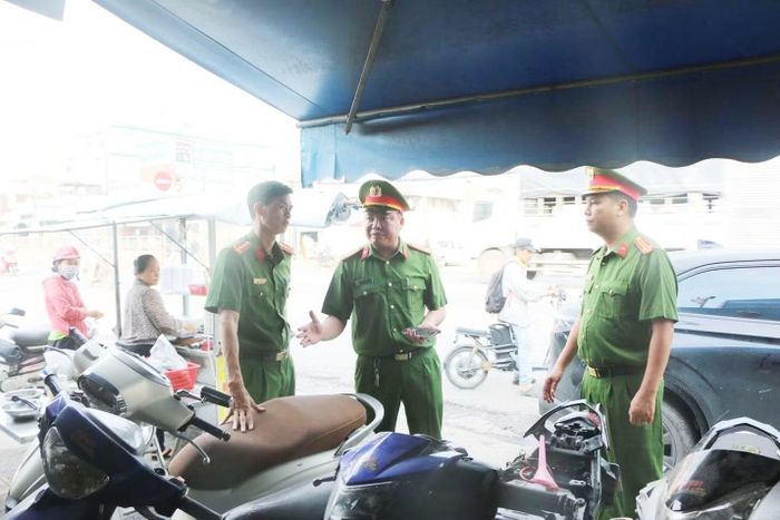 Lãnh đạo Phòng Cảnh sát QLHC về TTXH trực tiếp chỉ đạo tổ công tác kiểm tra cơ sở "độ chế" mô tô.