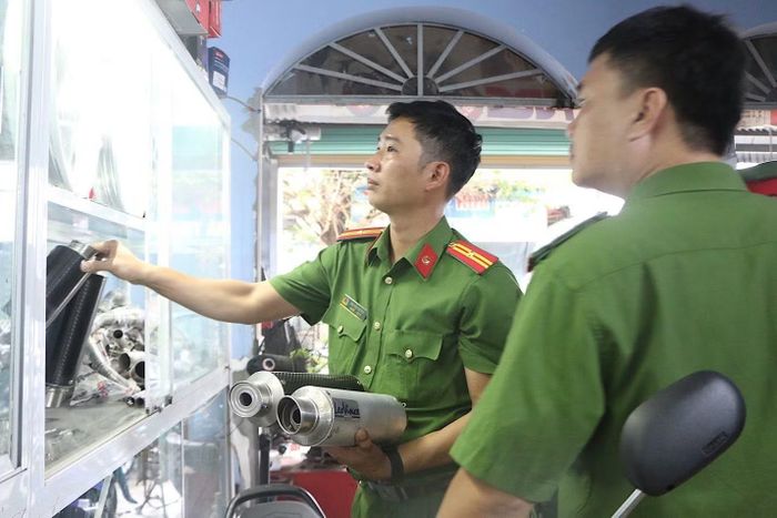 Cơ quan Công an kiểm tra một cơ sở "độ chế" xe mô tô.