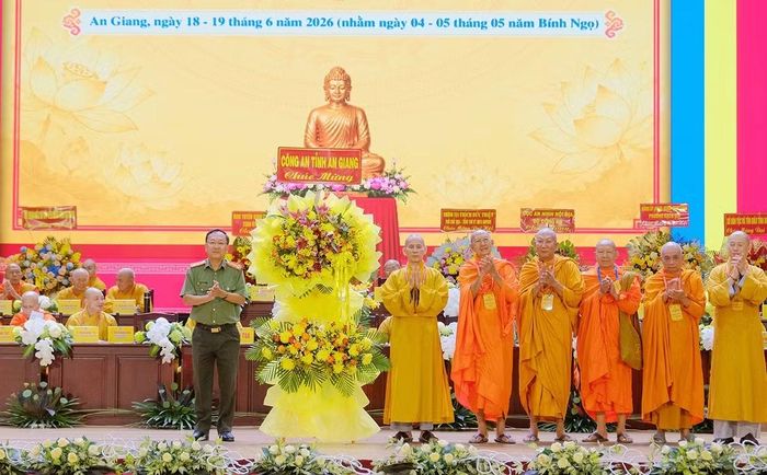 Thay mặt Đảng ủy, Ban Giám đốc Công an tỉnh An Giang, Đại tá Huỳnh Thanh Lâm, Phó Giám đốc Công an tỉnh trao tặng hoa chúc mừng Đại hội.